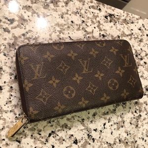 Louis Vuitton monogram zippy wallet